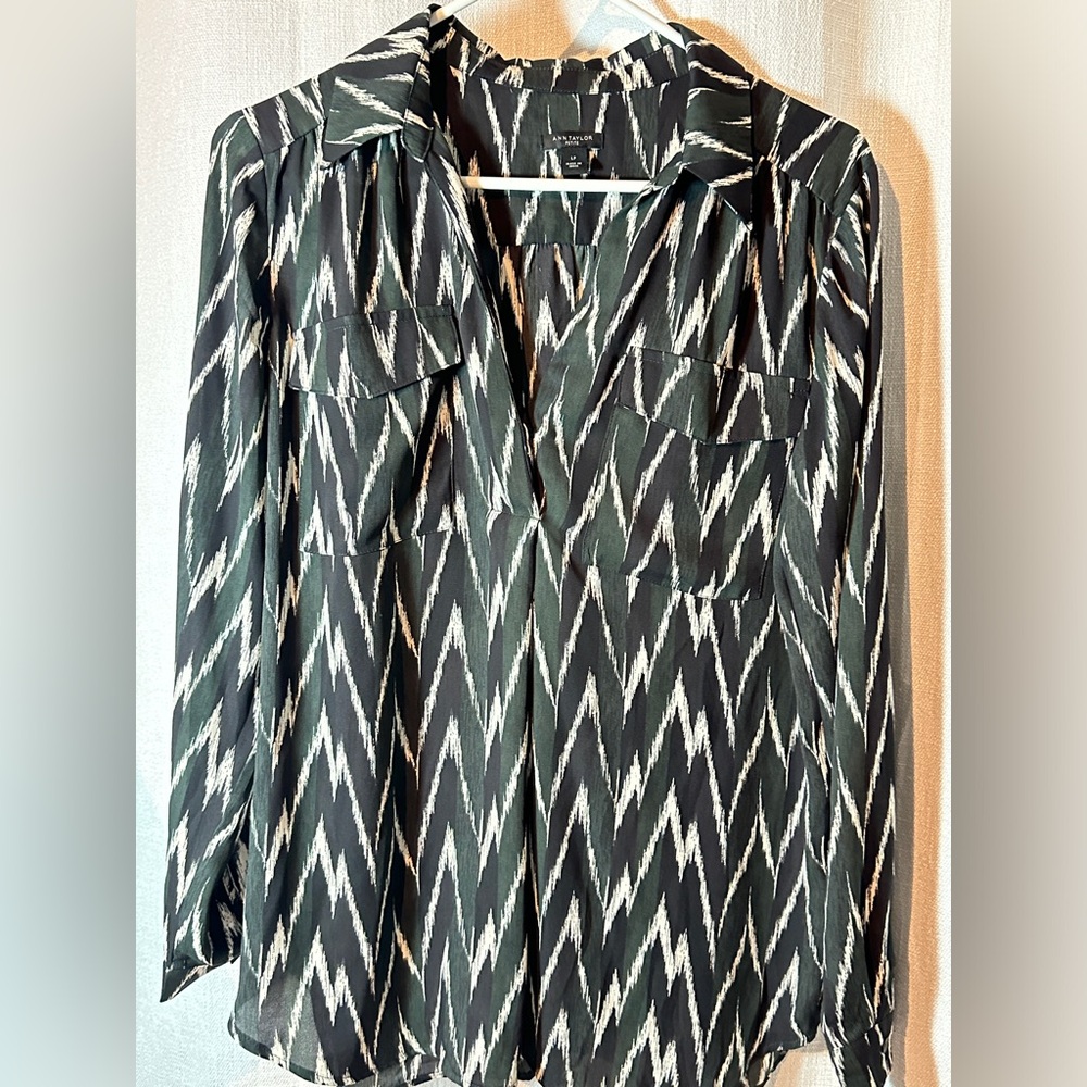 Ann Taylor‎ blouse chevron style print black and white green LP